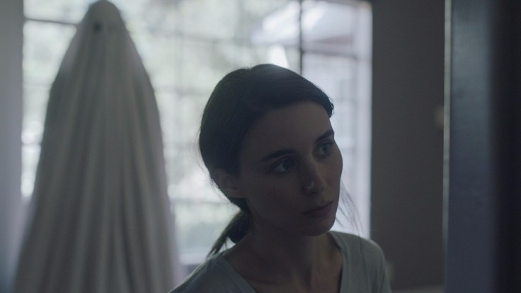 rooney_mara_a_ghost_story_-_epk_-_h_2017